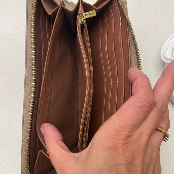 Fossil large silverish gold leather wristlet wallet - Picture 11 of 13